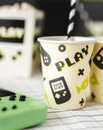 Juego en vasos de plástico