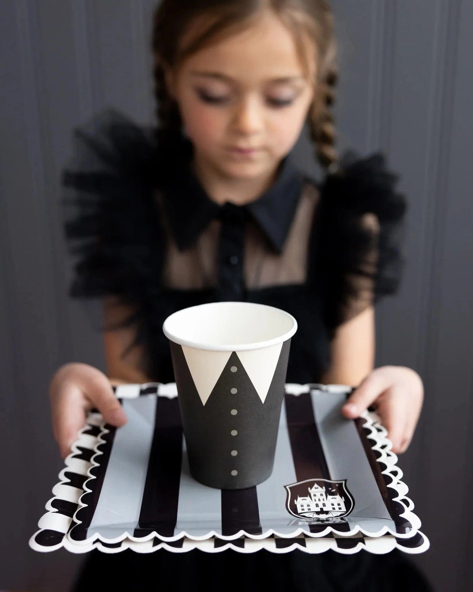 Assiettes carrées festonnées à rayures du mercredi