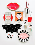 Platos de labios rojos