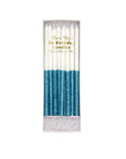 Bougies de fête trempées dans des paillettes bleues