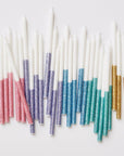 Bougies de fête trempées dans des paillettes bleues