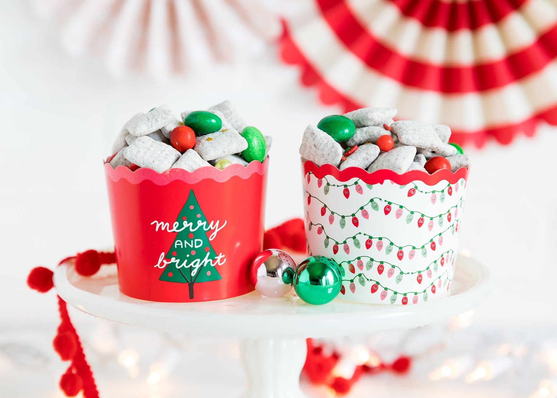 Gobelets à friandises joyeux et lumineux et lumières de Noël