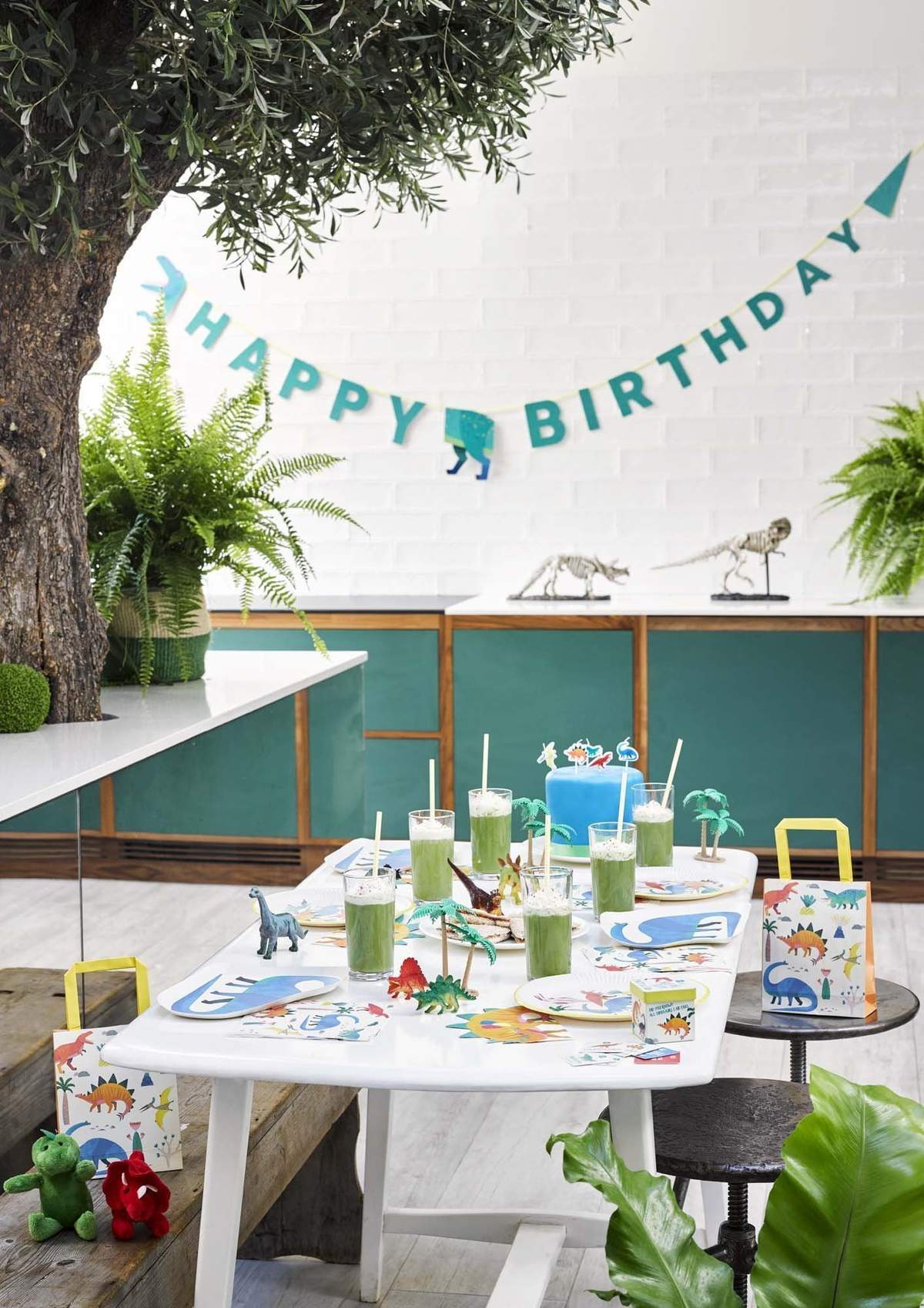 Assiettes découpées en forme de dinosaure de fête
