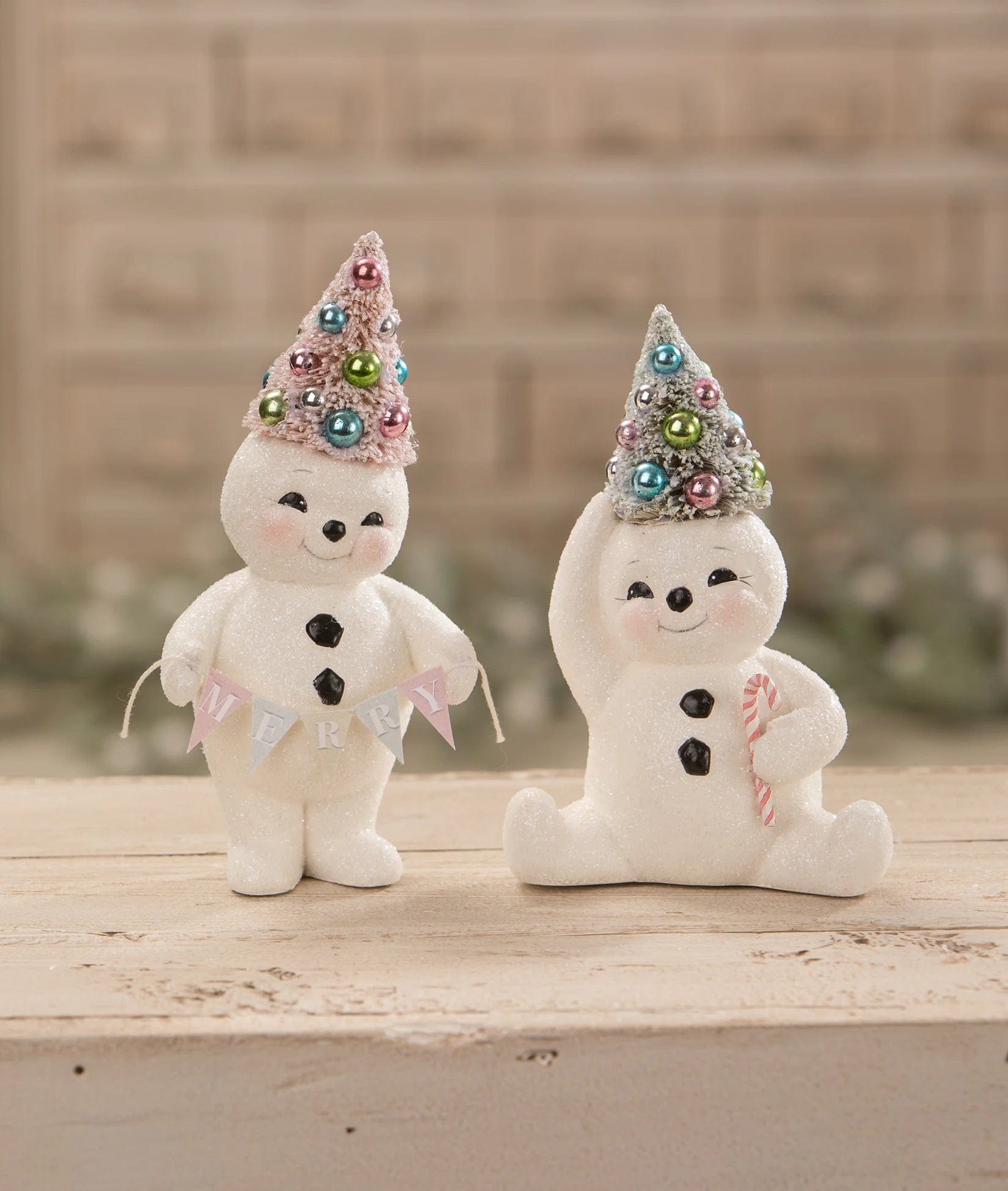 Chapeau d'arbre pastel, bonhomme de neige avec canne en bonbon