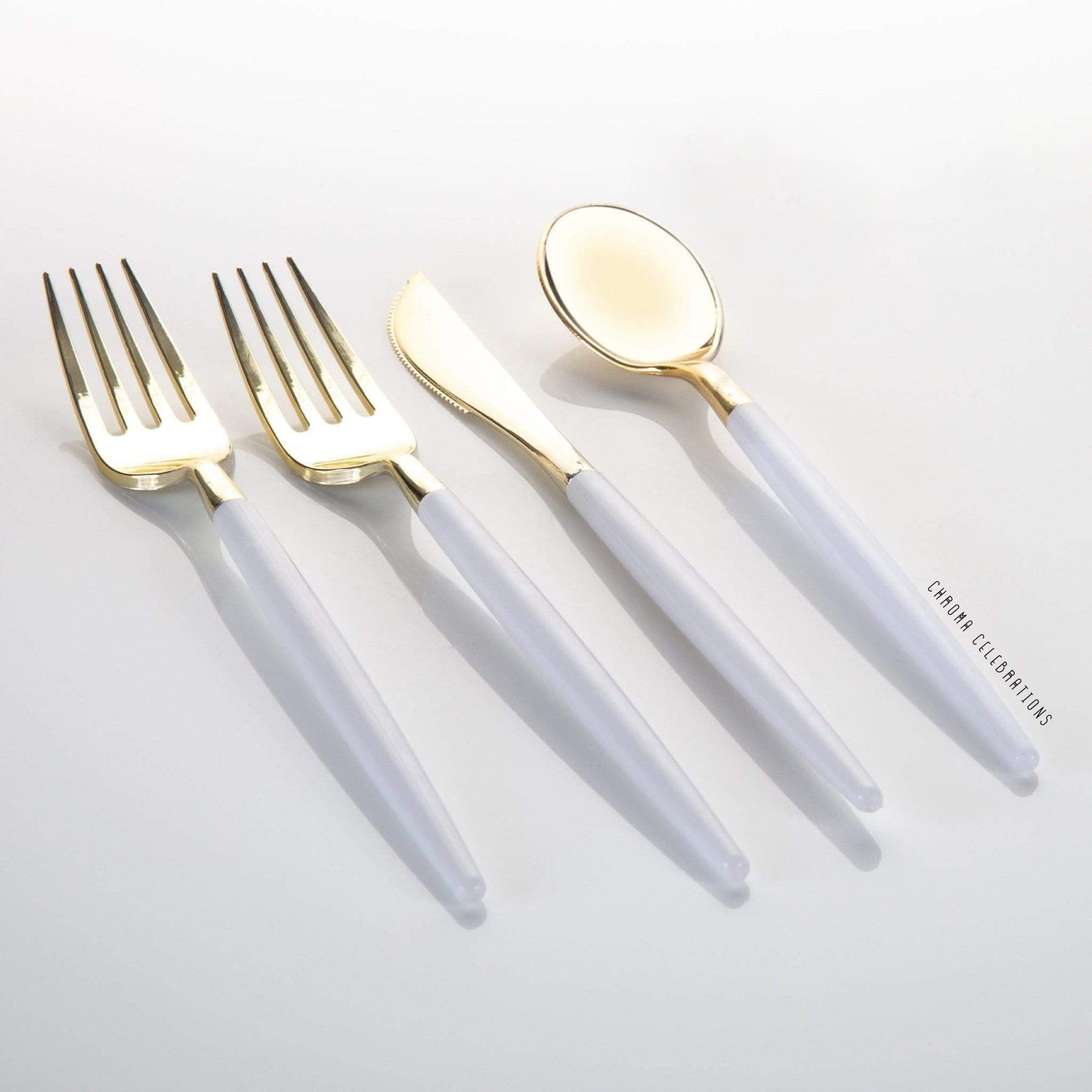 Cubiertos de plástico blanco y dorado