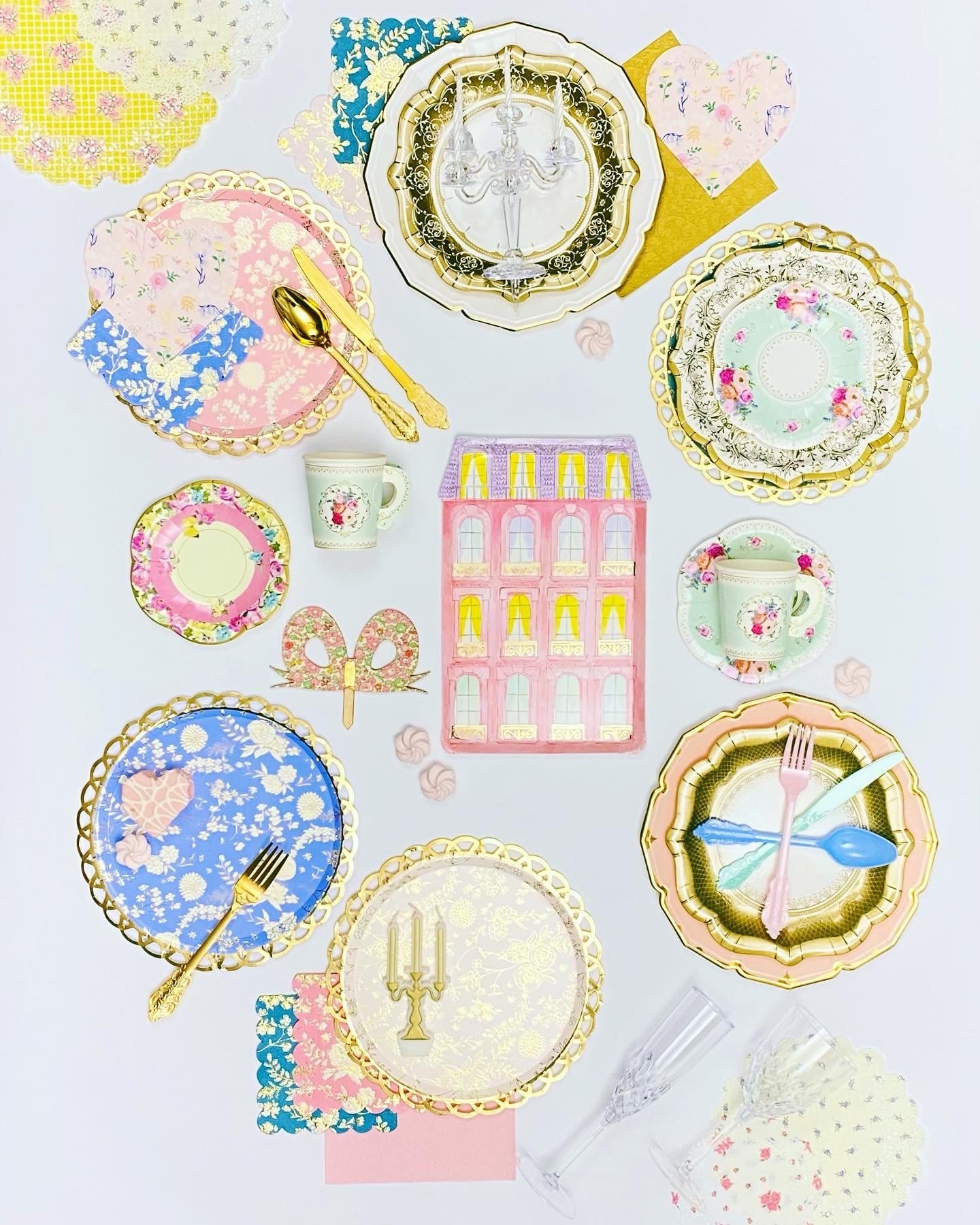 Assiettes en treillis de chinoiserie florale