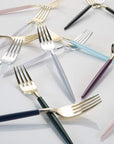 Cubiertos de plástico gris y dorado